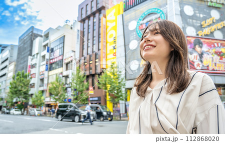 笑顔の若い女性　水道橋駅 112868020