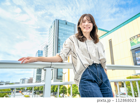 笑顔の若い女性 水道橋駅 笑顔の若い女性 水道橋駅 112868023