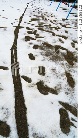 公園に積もった雪と足跡などの風景 112868122