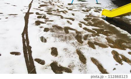 公園に積もった雪と足跡などの風景 112868123