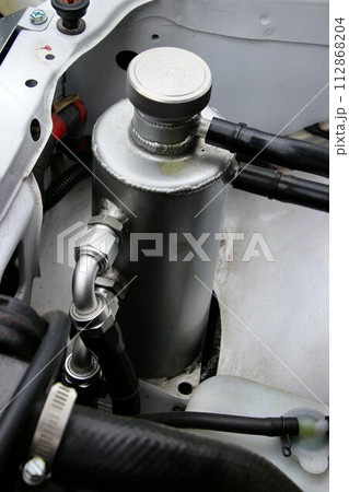 ドライサンプ仕様に改良された4AGエンジンのリザーバータンク 112868204