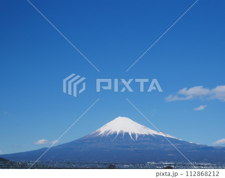 冠雪した富士山 冠雪した富士山 112868212