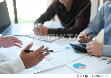 A team of business people is brainstorming to analyze investment project data. 112868686