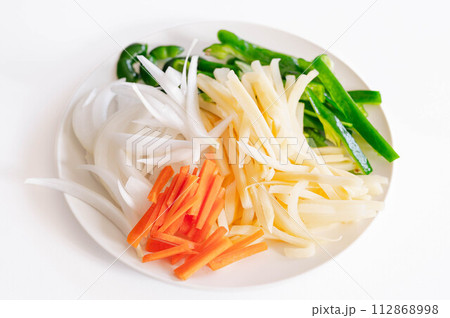 カットした炒め物の食材 112868998