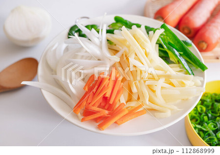 カットした炒め物の食材 112868999