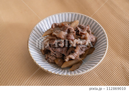 牛バラ肉とごぼうの柳川風煮込み 112869010
