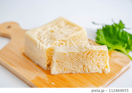 解凍した冷凍絹ごし豆腐 解凍した冷凍絹ごし豆腐 112869055
