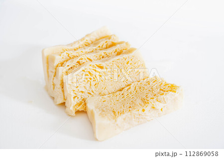 カットした冷凍豆腐 112869058