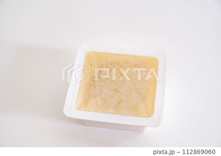 パックのまま冷凍した絹ごし豆腐 112869060