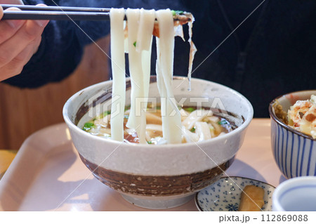 うどん うどん 112869088