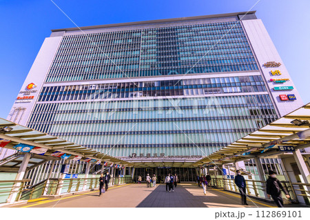 日本の横浜都市景観 3月…澄み渡る青空。新横浜駅などを望む…新たな時代へ…＝15日 112869101