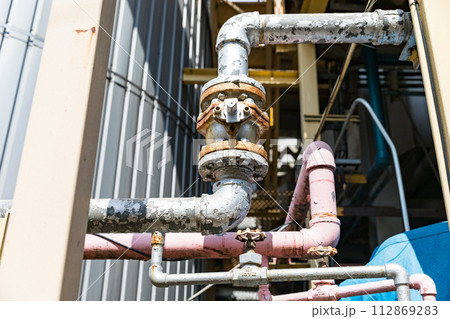 製油工場のプラント　フランジ型ボールバルブ 112869283