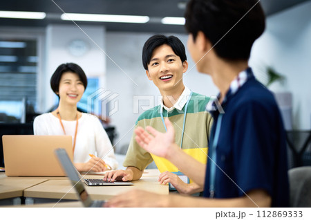 オフィスでミーティングする若いITエンジニア 112869333
