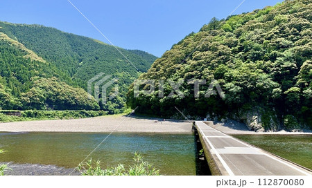 五月晴れの青空と新緑に彩られた四万十川と岩間沈下橋〈高知県四万十市〉 112870080