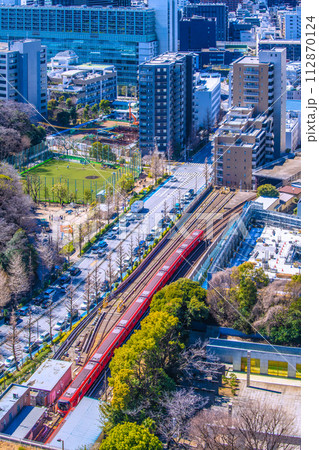日本の東京都市景観 地上を走る東京メトロ丸ノ内線新型車両2000系などを望む(左下に後楽園駅) 日本の東京都市景観 地上を走る東京メトロ丸ノ内線新型車両2000系などを望む(左下に後楽園駅) 112870124