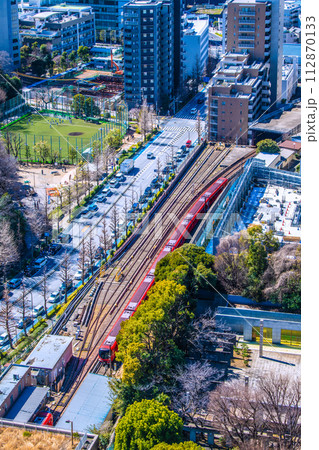 日本の東京都市景観 地上を走る東京メトロ丸ノ内線新型車両2000系などを望む（左下に後楽園駅） 112870133