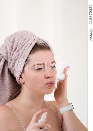 Skincare routine with cleansing foam 112870320