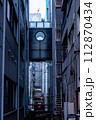 路地裏から見える風景 112870434