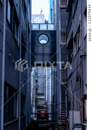 路地裏から見える風景 路地裏から見える風景 112870434