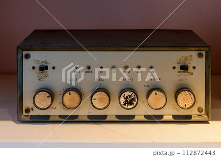 レトロなオーディオアンプ、コントロールパネル レトロなオーディオアンプ、コントロールパネル 112872443