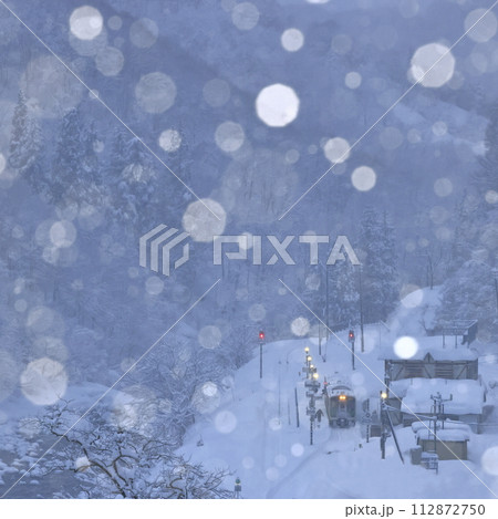 雪降る大白川駅（只見線） 112872750