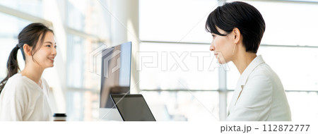 オフィスのビジネスウーマン 112872777