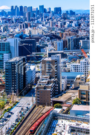 日本の東京都市景観 新景。富士山と新宿。手前は地上を走る東京メトロ丸ノ内線新型車両2000系 112873251
