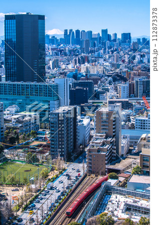 日本の東京都市景観 新景。富士山と新宿。手前は地上を走る東京メトロ丸ノ内線新型車両2000系 日本の東京都市景観 新景。富士山と新宿。手前は地上を走る東京メトロ丸ノ内線新型車両2000系 112873378