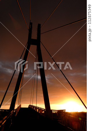 ある日の朝日 112875349