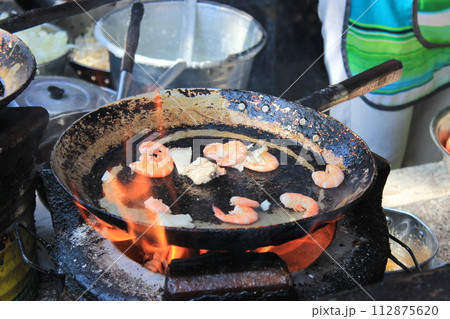 絶対見逃せない！ベトナムホーチミンの観光スポット　ベトナム料理、ピンク教会、奇怪遺産、夜景 112875620