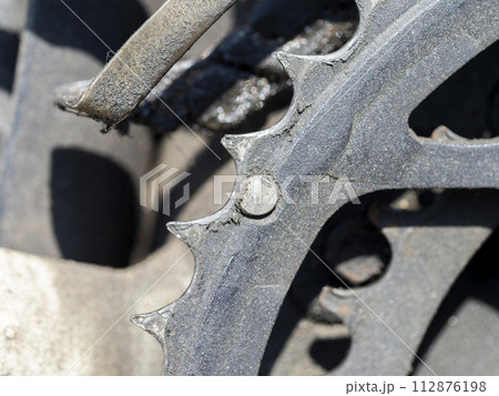 摩耗した自転車のチェーンリング 摩耗した自転車のチェーンリング 112876198