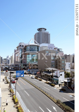 鶴川通りから見た聖蹟桜ヶ丘駅前 112877131