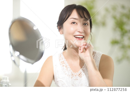 40代女性のスキンケア ビューティーイメージ 40代女性のスキンケア ビューティーイメージ 112877258