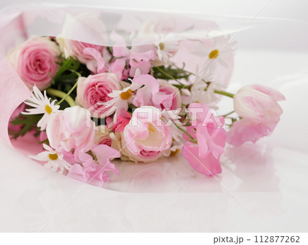 ピンク色の花束 ピンク色の花束 112877262