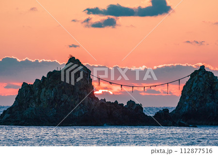 (神奈川県)真鶴半島三ツ石海岸 日の出 (神奈川県)真鶴半島三ツ石海岸 日の出 112877516