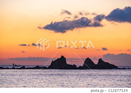 (神奈川県)真鶴半島三ツ石海岸 日の出 (神奈川県)真鶴半島三ツ石海岸 日の出 112877524