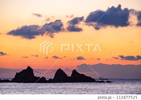 （神奈川県）真鶴半島三ツ石海岸　日の出 112877525