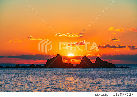 （神奈川県）真鶴半島三ツ石海岸　日の出 112877527