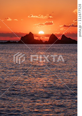 (神奈川県)真鶴半島三ツ石海岸 日の出 (神奈川県)真鶴半島三ツ石海岸 日の出 112877528
