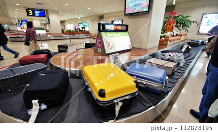 空港の手荷物受取所 112878195