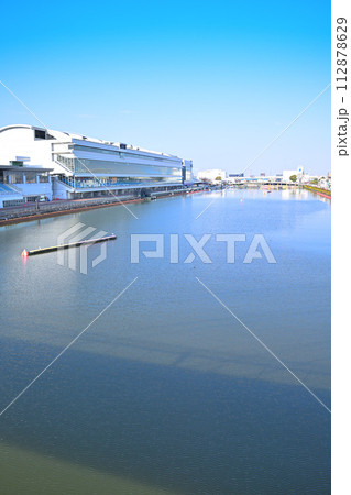 ボート競技場　青空　春うららかな早春の風景 112878629