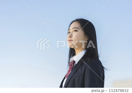 空を見上げる女子高校生　ポートレート 112878632
