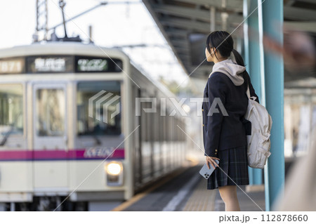 ホームで電車のを待つ女子高校生　撮影協力「京王電鉄株式会社」 112878660