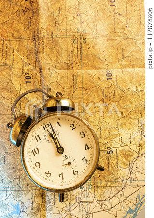古い機械式時計と世界地図 古い機械式時計と世界地図 112878806