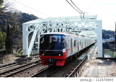 犬山橋を渡る名鉄電車 112878904