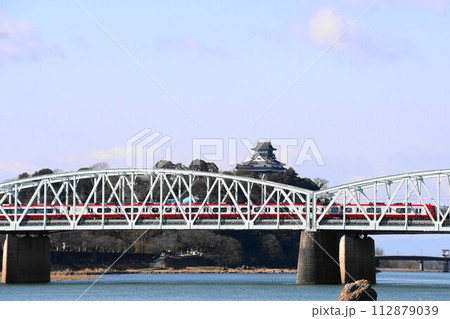 城と橋と電車が走る風景(犬山城と犬山橋と名鉄電車) 城と橋と電車が走る風景(犬山城と犬山橋と名鉄電車) 112879039