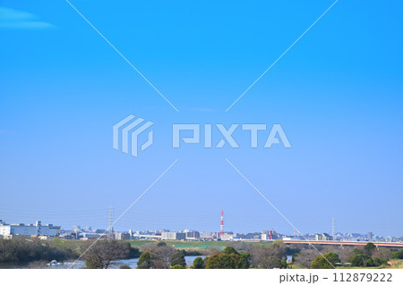 荒川運動公園付近の土手からの眺め　上流笹目橋方向　春の風景 112879222