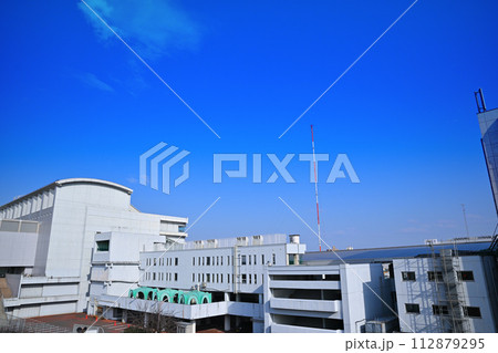 ボート競技場施設 青空 春うららかな早春の季節 ボート競技場施設 青空 春うららかな早春の季節 112879295