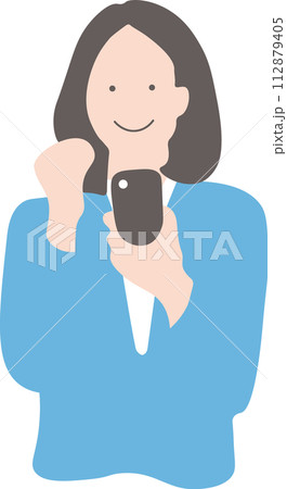 スマホを見て喜ぶ女性 スマホを見て喜ぶ女性 112879405