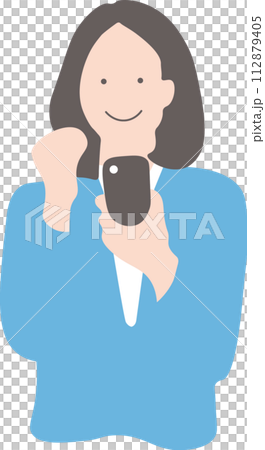 スマホを見て喜ぶ女性 スマホを見て喜ぶ女性 112879405